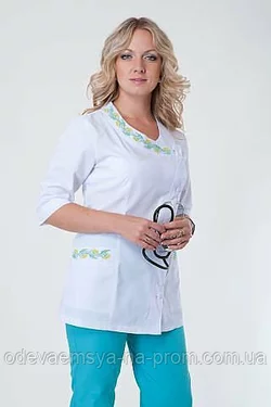 Женский медицинский костюм с вышивкой