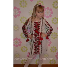 Вышитое вязаное платье для девочки